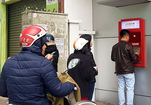 Nhiều ATM lại 'đứng hình' dịp cận Tết ảnh 1