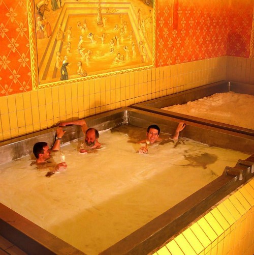 Bên trong spa bia chảy ra từ vòi tắm của giới ăn chơi ảnh 6