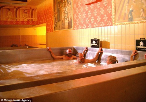 Bên trong spa bia chảy ra từ vòi tắm của giới ăn chơi ảnh 7