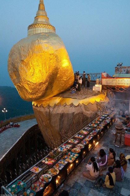 Bí ẩn về hòn đá thiêng, nghiêng mãi không đổ ở Myanmar ảnh 1