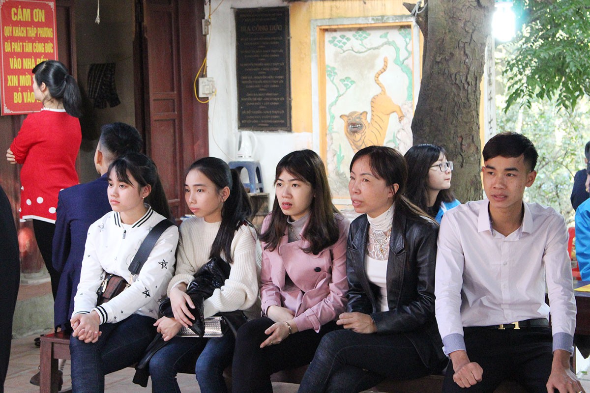 Du khách ùn ùn kéo về đền Sái cầu an đầu năm ảnh 23