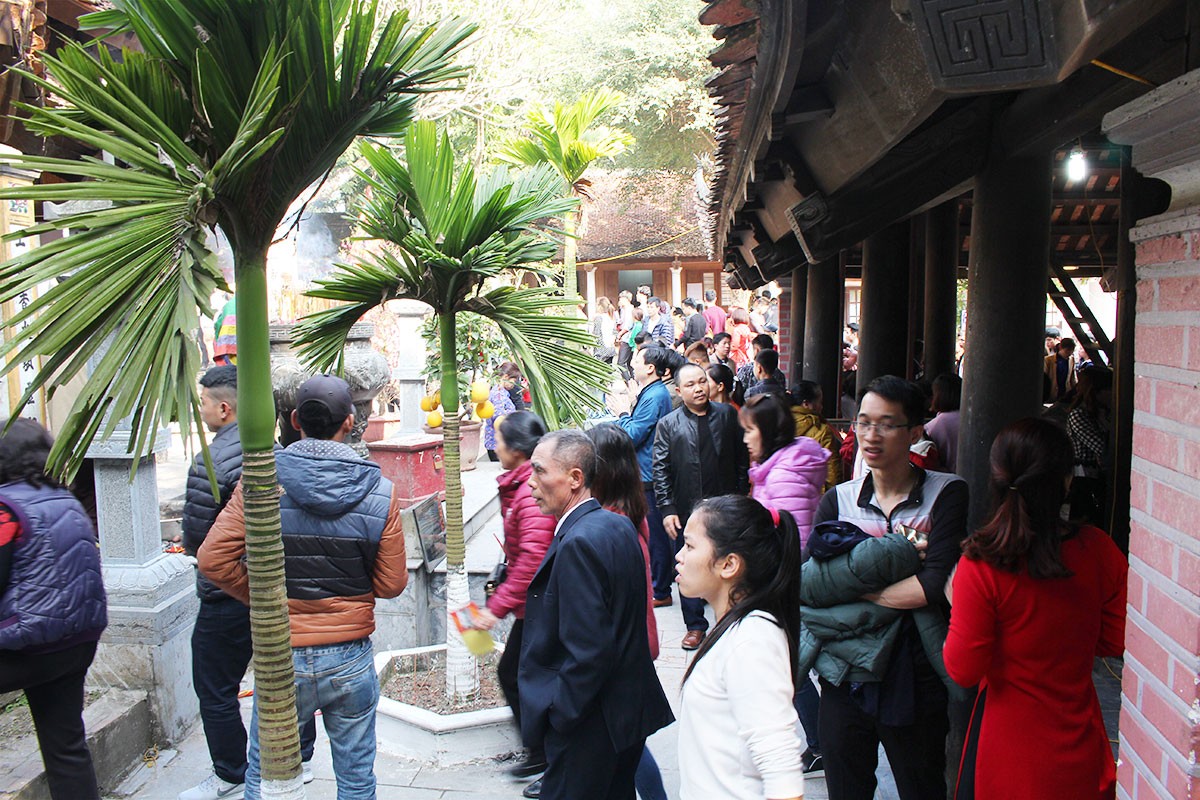 Du khách ùn ùn kéo về đền Sái cầu an đầu năm ảnh 22