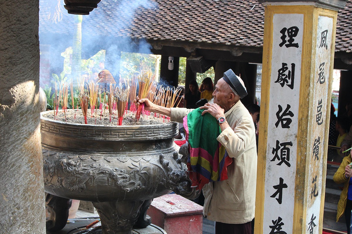 Du khách ùn ùn kéo về đền Sái cầu an đầu năm ảnh 25