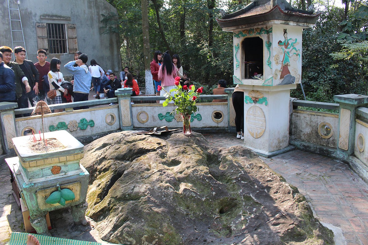 Du khách ùn ùn kéo về đền Sái cầu an đầu năm ảnh 26