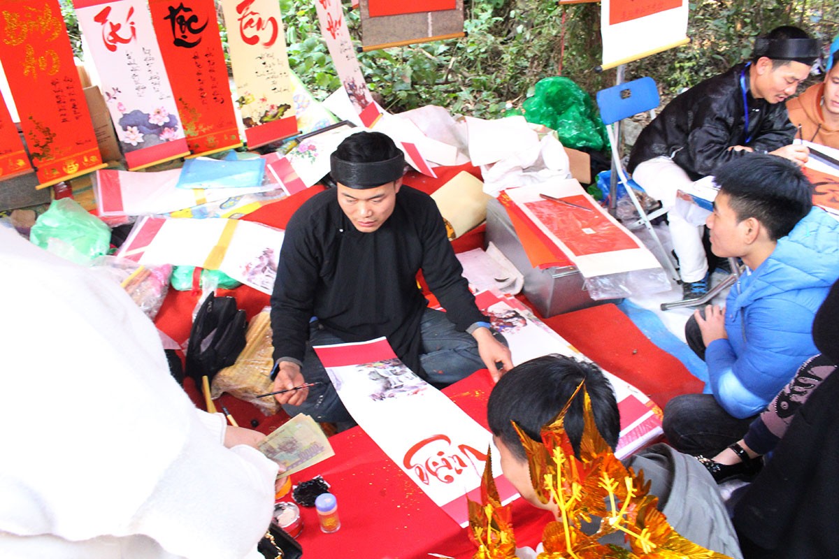 Du khách ùn ùn kéo về đền Sái cầu an đầu năm ảnh 33