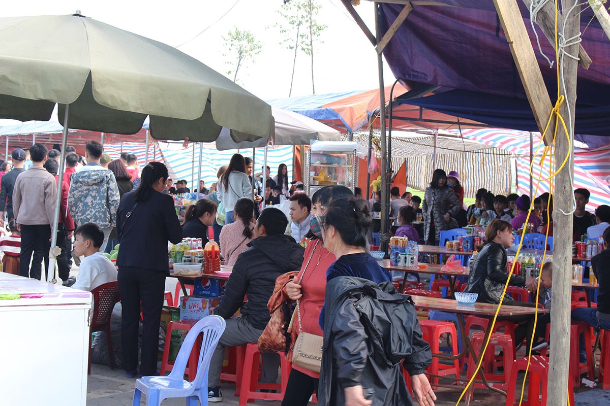 Du khách ùn ùn kéo về đền Sái cầu an đầu năm ảnh 12