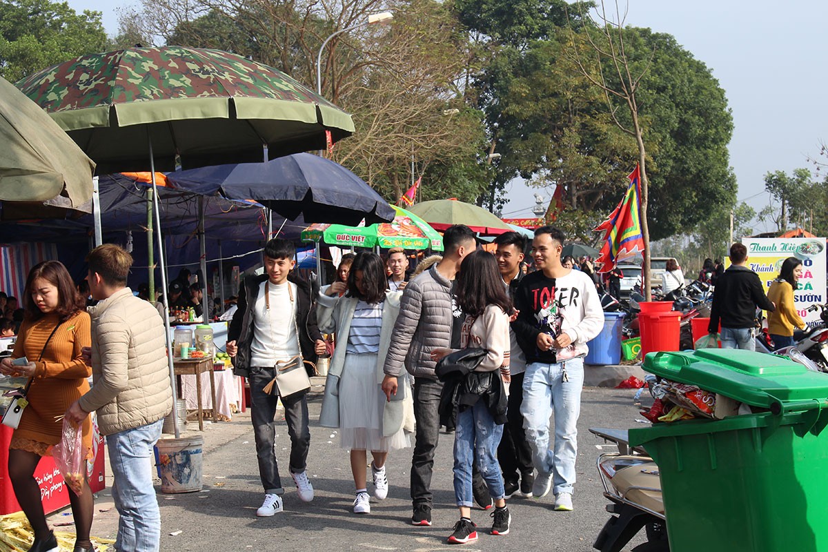 Du khách ùn ùn kéo về đền Sái cầu an đầu năm ảnh 14