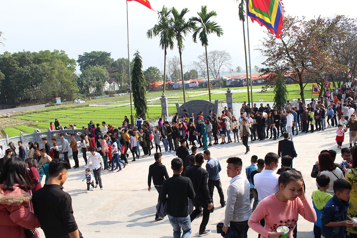 Du khách ùn ùn kéo về đền Sái cầu an đầu năm ảnh 17