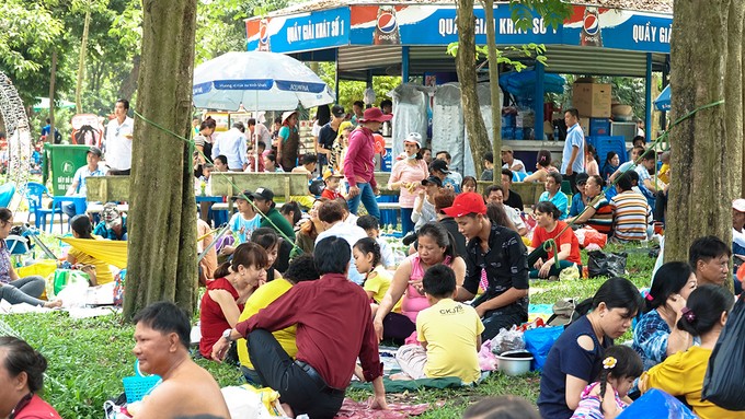 Vườn hoa trong sở thú Sài Gòn bị giẫm nát ngày đầu năm mới ảnh 10