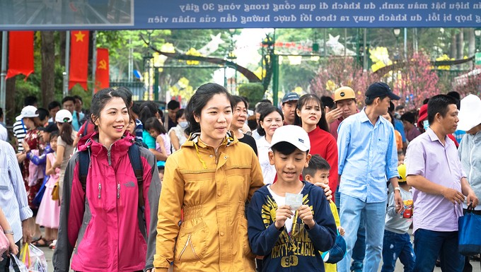 Vườn hoa trong sở thú Sài Gòn bị giẫm nát ngày đầu năm mới ảnh 5