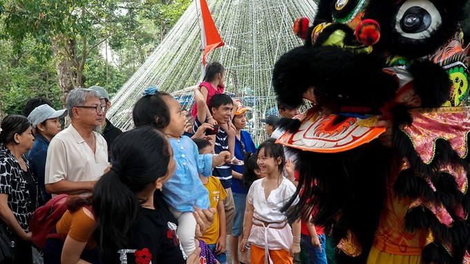 Vườn hoa trong sở thú Sài Gòn bị giẫm nát ngày đầu năm mới ảnh 6