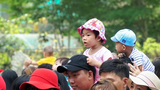 Vườn hoa trong sở thú Sài Gòn bị giẫm nát ngày đầu năm mới ảnh 9