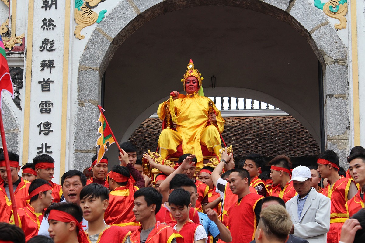 Hàng ngàn người tham gia lễ hội rước Vua giả tại Đền Sái, huyện Đông Anh ảnh 16