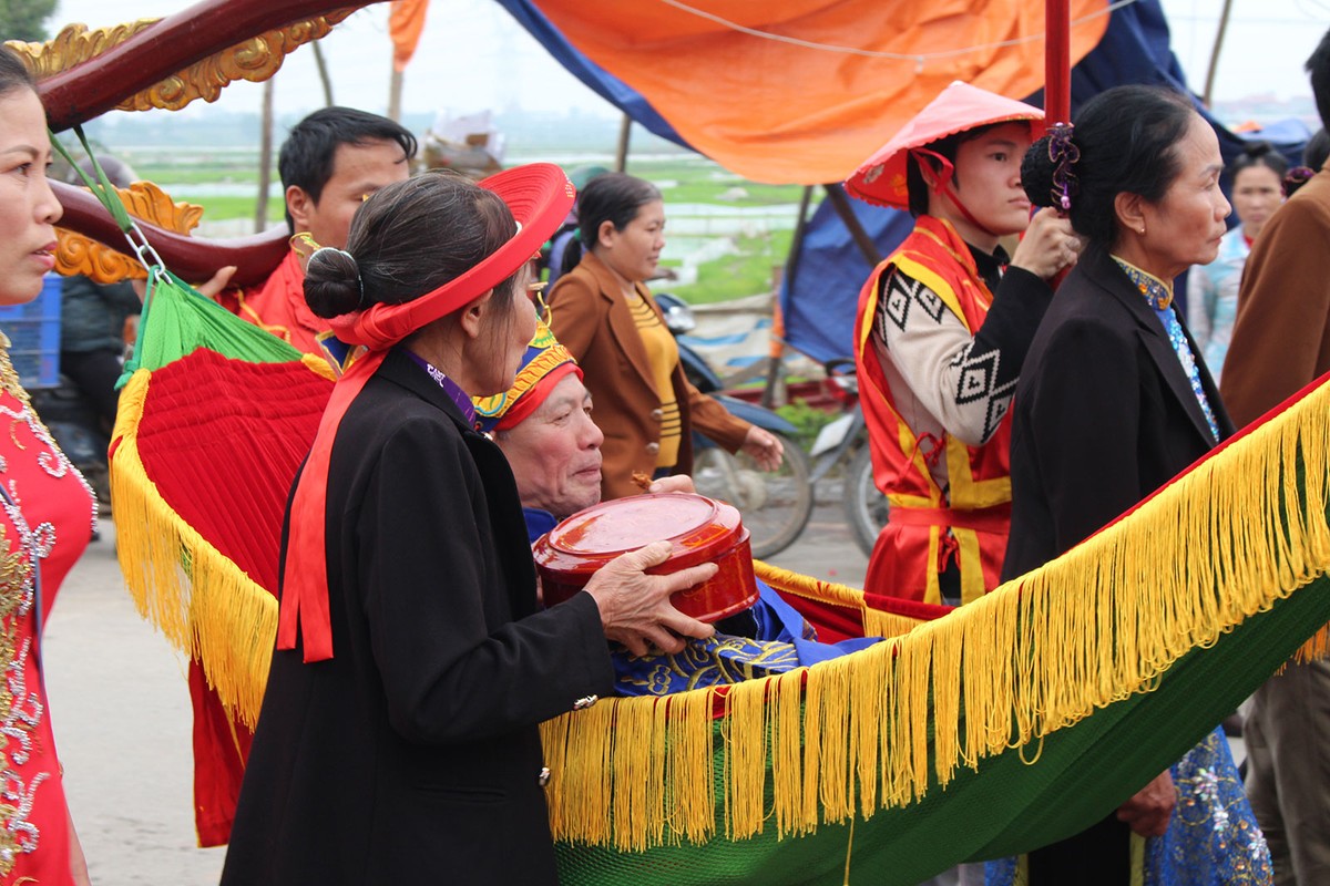 Hàng ngàn người tham gia lễ hội rước Vua giả tại Đền Sái, huyện Đông Anh ảnh 25