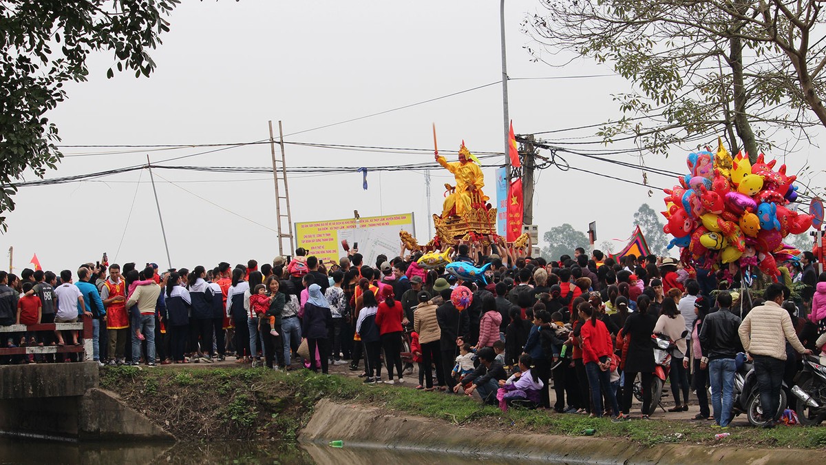 Hàng ngàn người tham gia lễ hội rước Vua giả tại Đền Sái, huyện Đông Anh ảnh 26