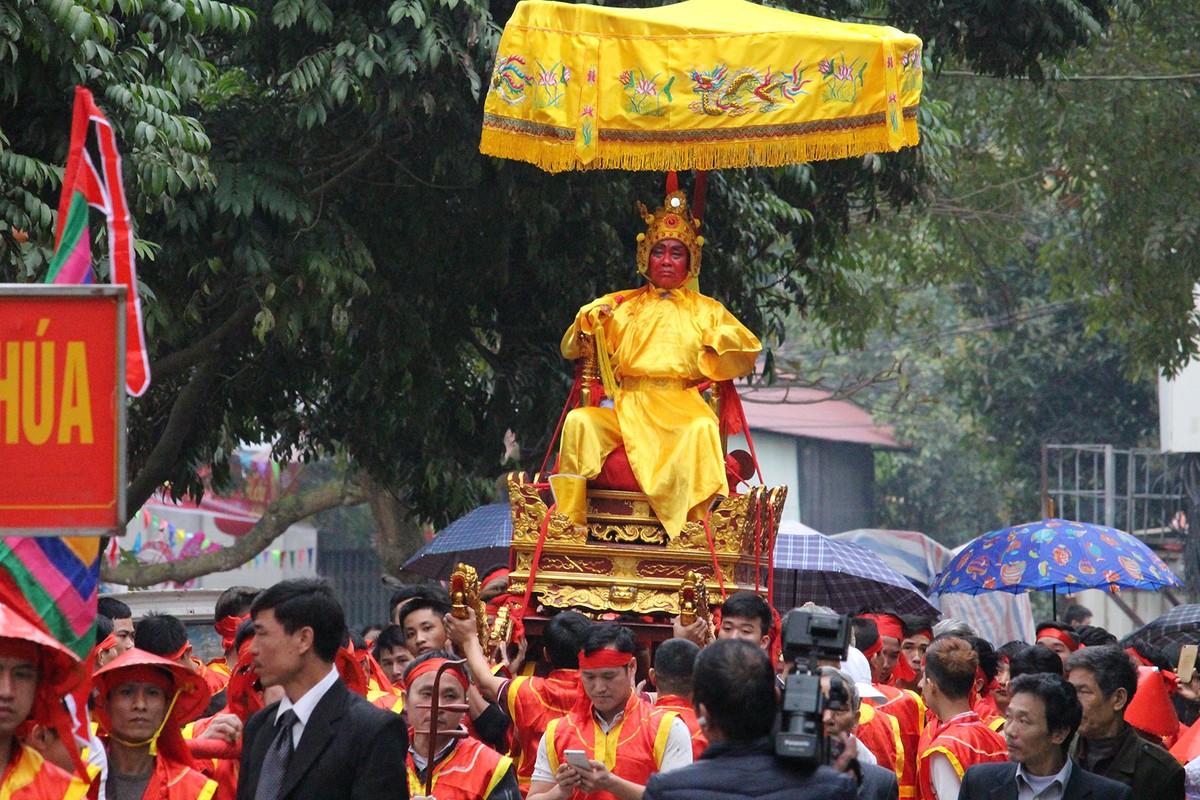 Hàng ngàn người tham gia lễ hội rước Vua giả tại Đền Sái, huyện Đông Anh ảnh 2