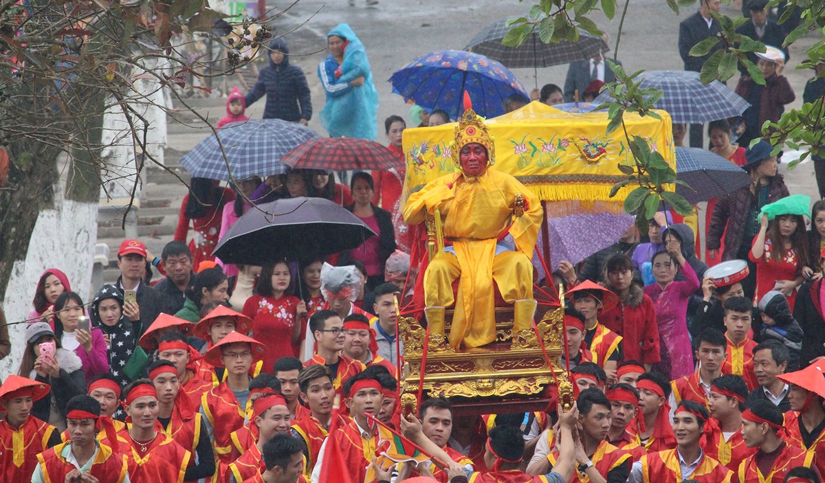 Hàng ngàn người tham gia lễ hội rước Vua giả tại Đền Sái, huyện Đông Anh ảnh 11