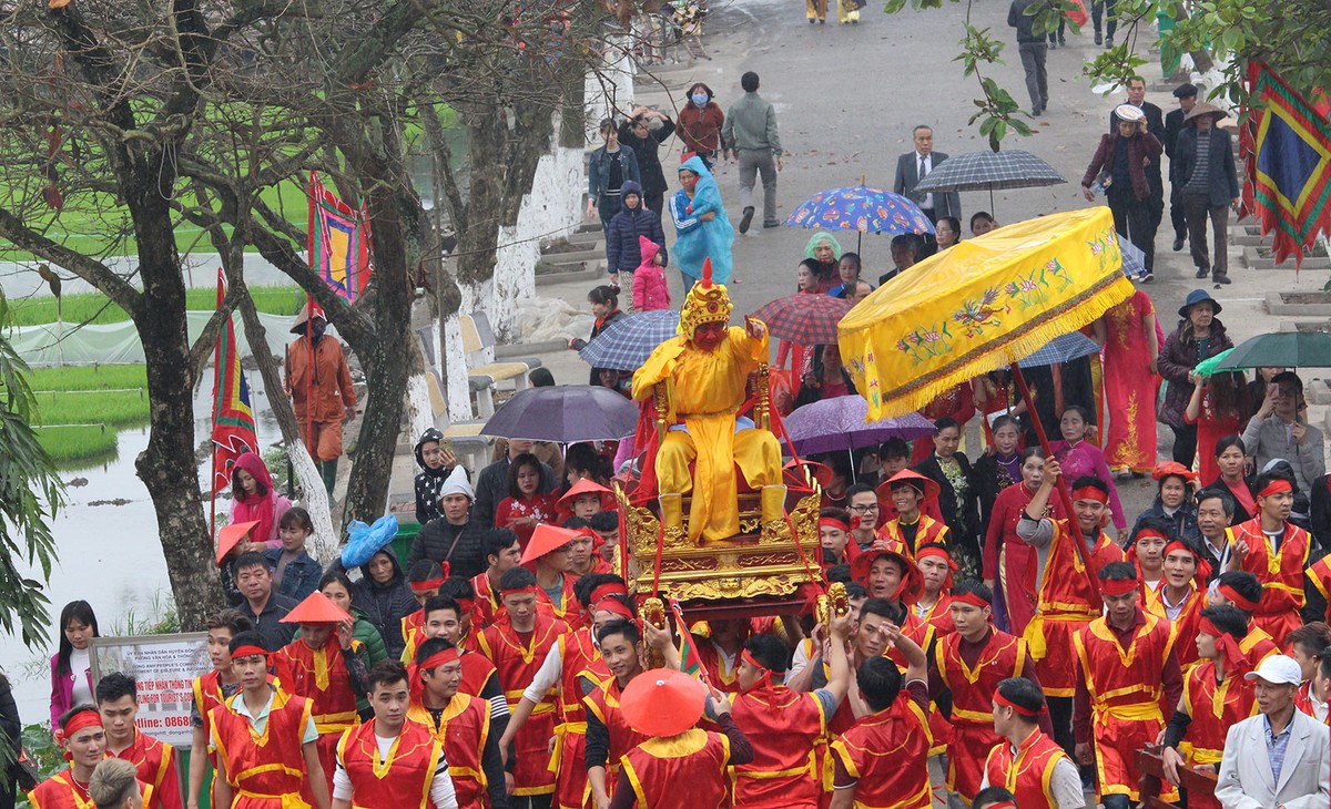 Hàng ngàn người tham gia lễ hội rước Vua giả tại Đền Sái, huyện Đông Anh ảnh 12