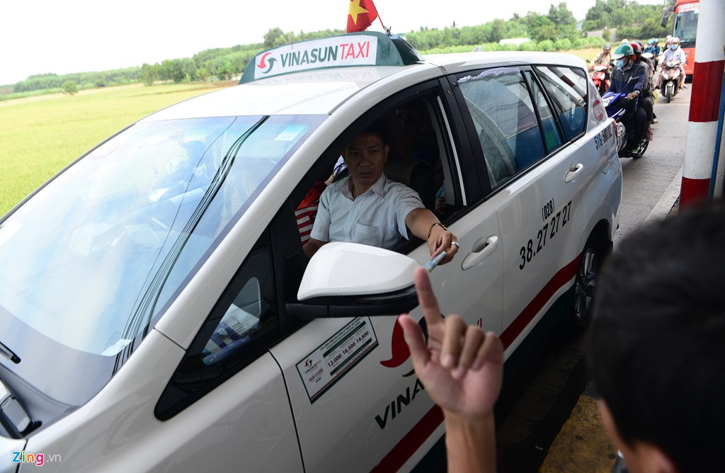 Trạm thu phí xả cửa vì người dân ùn ùn đi nghỉ lễ ảnh 14