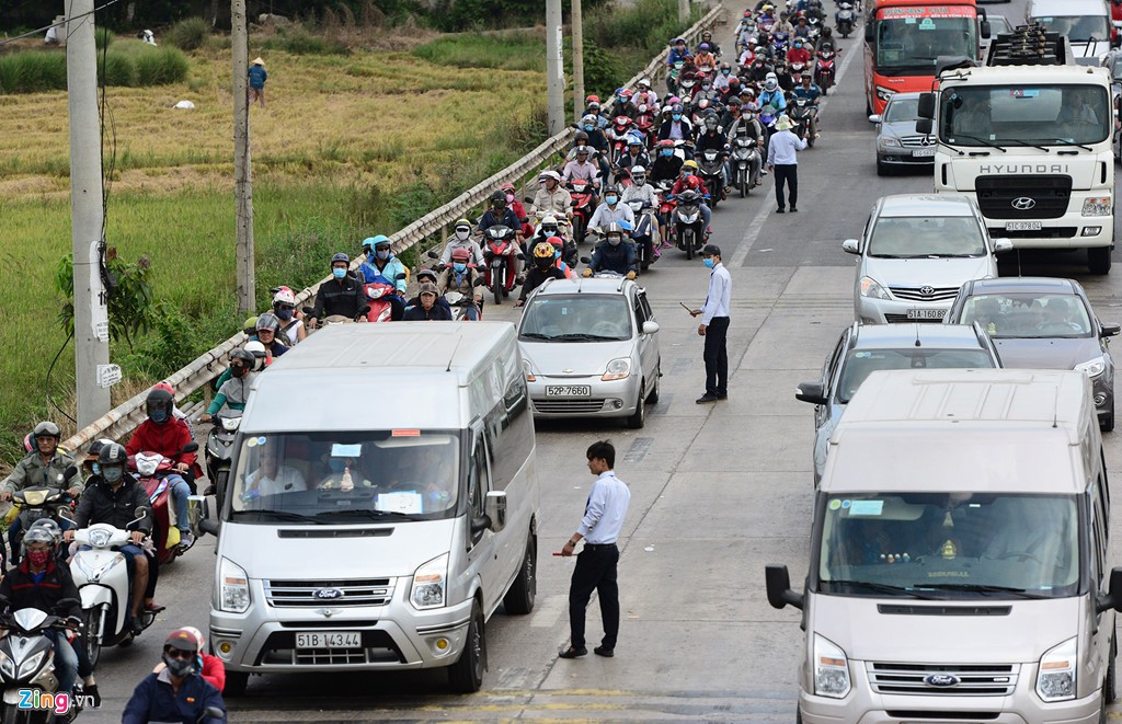 Trạm thu phí xả cửa vì người dân ùn ùn đi nghỉ lễ ảnh 15