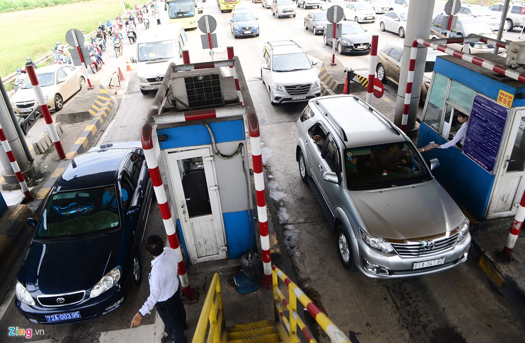 Trạm thu phí xả cửa vì người dân ùn ùn đi nghỉ lễ ảnh 16