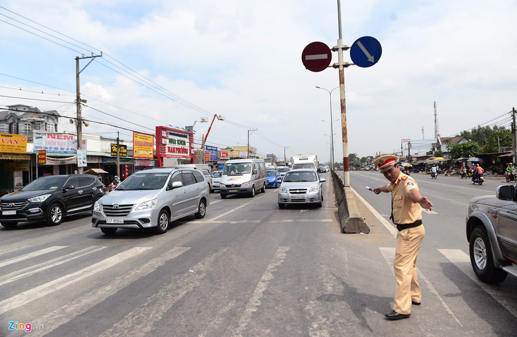 Trạm thu phí xả cửa vì người dân ùn ùn đi nghỉ lễ ảnh 2