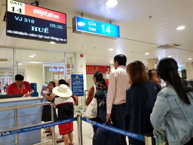 Sân bay Tân Sơn Nhất đông đúc ngày thứ 2 nghỉ lễ 30/4 ảnh 1
