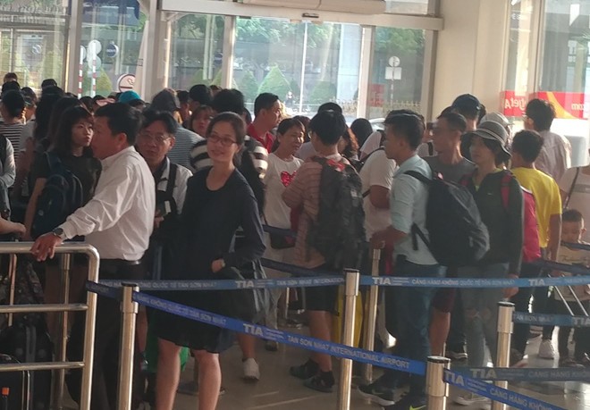 Sân bay Tân Sơn Nhất đông đúc ngày thứ 2 nghỉ lễ 30/4 ảnh 2
