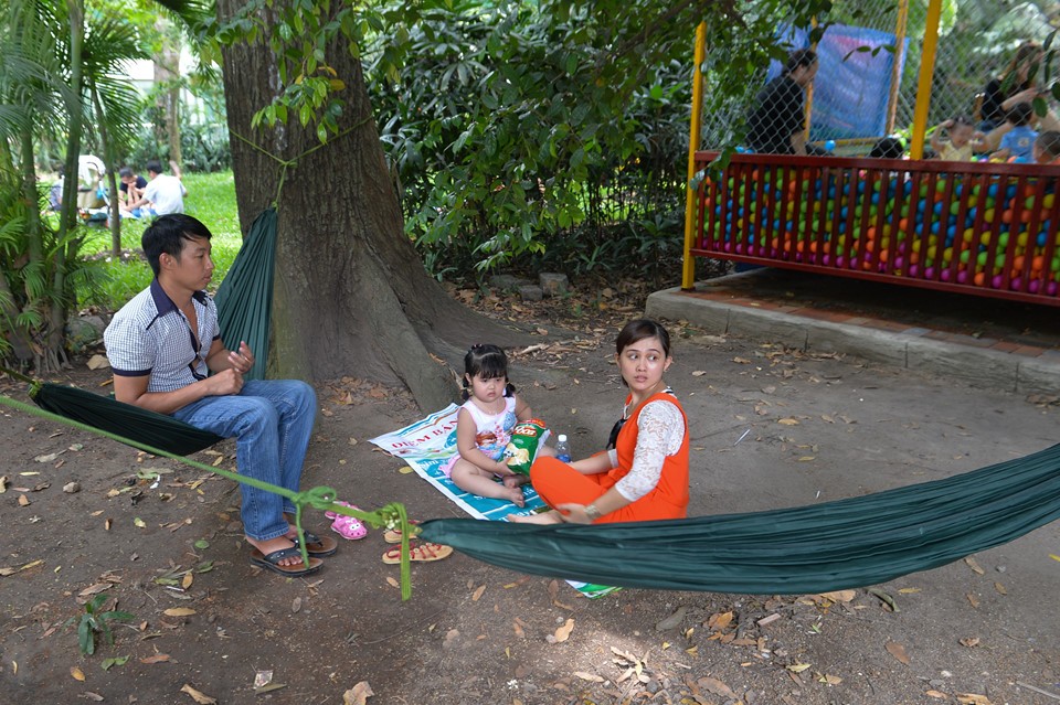 Người dân mang võng vào công viên nằm trốn nắng ngày lễ ảnh 10