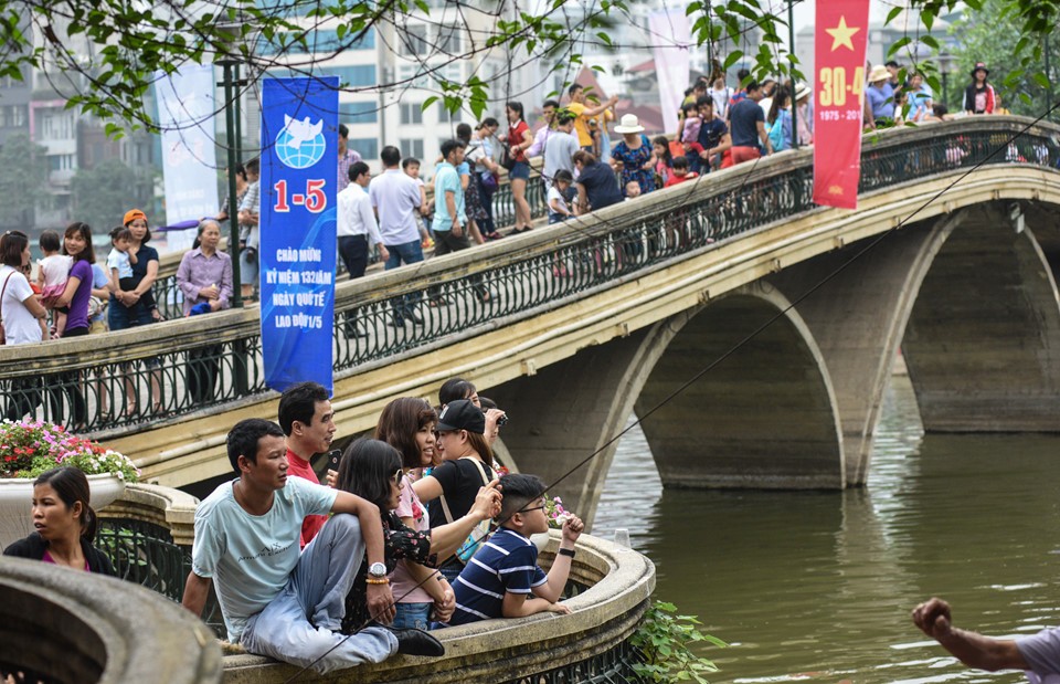 Người dân mang võng vào công viên nằm trốn nắng ngày lễ ảnh 17