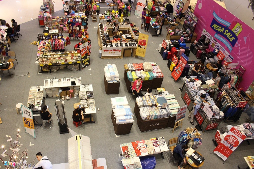 Khuyến mãi sốc dịp lễ 30/4, khách 'xới' đồ hiệu rồi về tay không ảnh 1