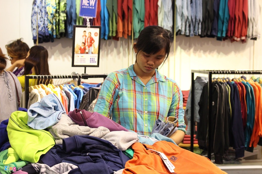 Khuyến mãi sốc dịp lễ 30/4, khách 'xới' đồ hiệu rồi về tay không ảnh 3