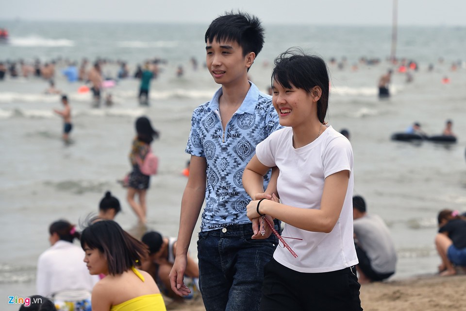 Du khách co ro trên bãi biển đông nghẹt người ngày nghỉ lễ ảnh 11