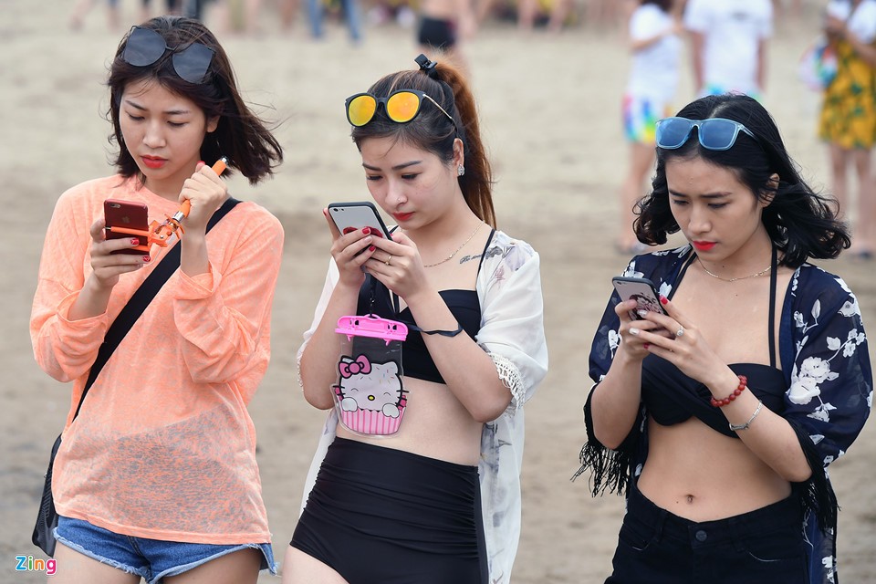 Du khách co ro trên bãi biển đông nghẹt người ngày nghỉ lễ ảnh 12