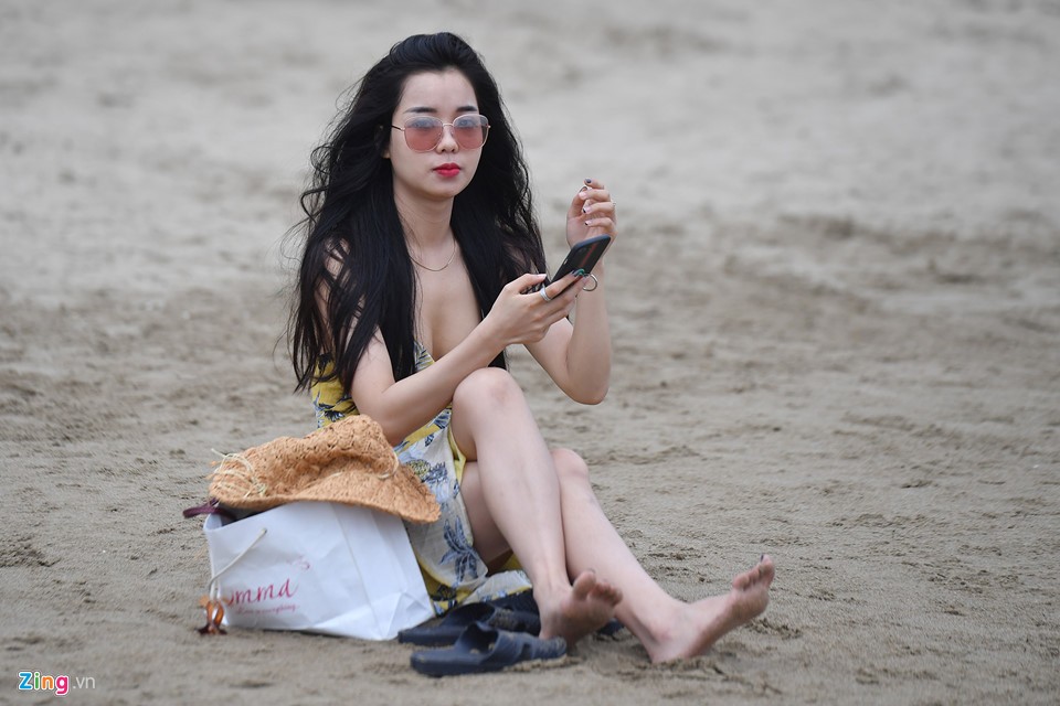 Du khách co ro trên bãi biển đông nghẹt người ngày nghỉ lễ ảnh 13