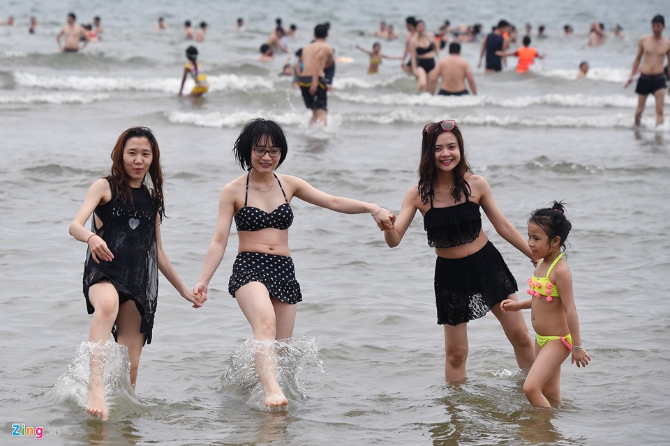 Du khách co ro trên bãi biển đông nghẹt người ngày nghỉ lễ ảnh 14