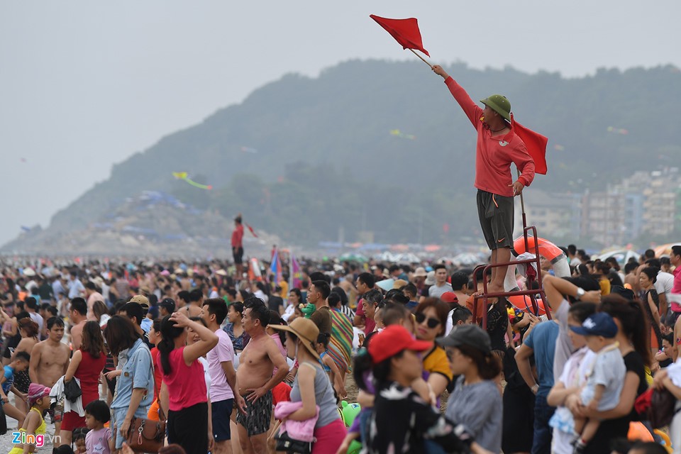 Du khách co ro trên bãi biển đông nghẹt người ngày nghỉ lễ ảnh 15