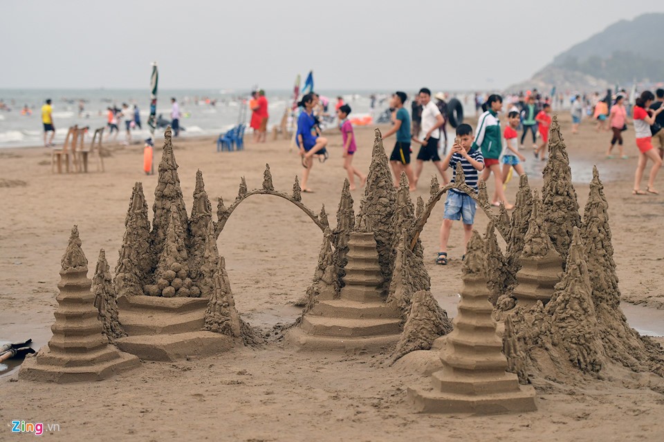 Du khách co ro trên bãi biển đông nghẹt người ngày nghỉ lễ ảnh 16