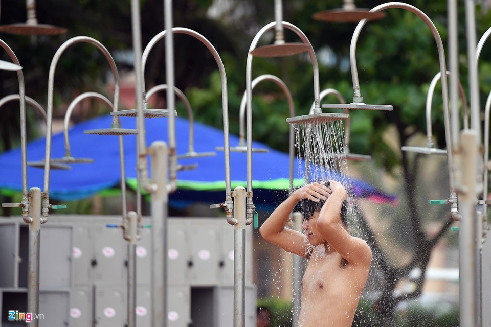 Du khách co ro trên bãi biển đông nghẹt người ngày nghỉ lễ ảnh 17