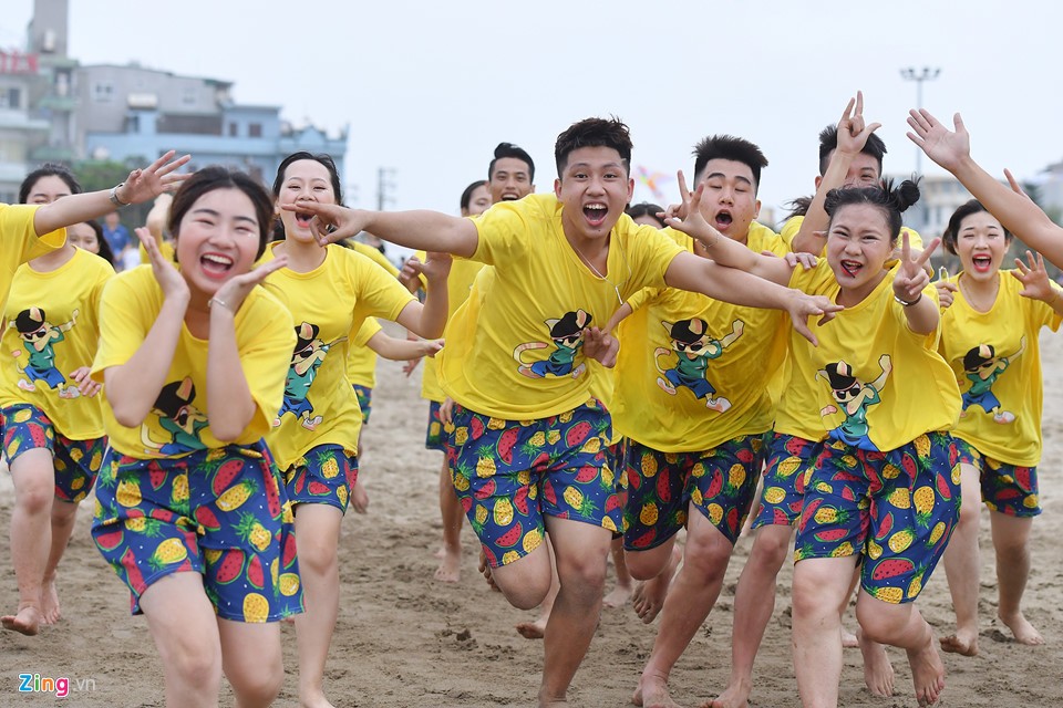 Du khách co ro trên bãi biển đông nghẹt người ngày nghỉ lễ ảnh 18