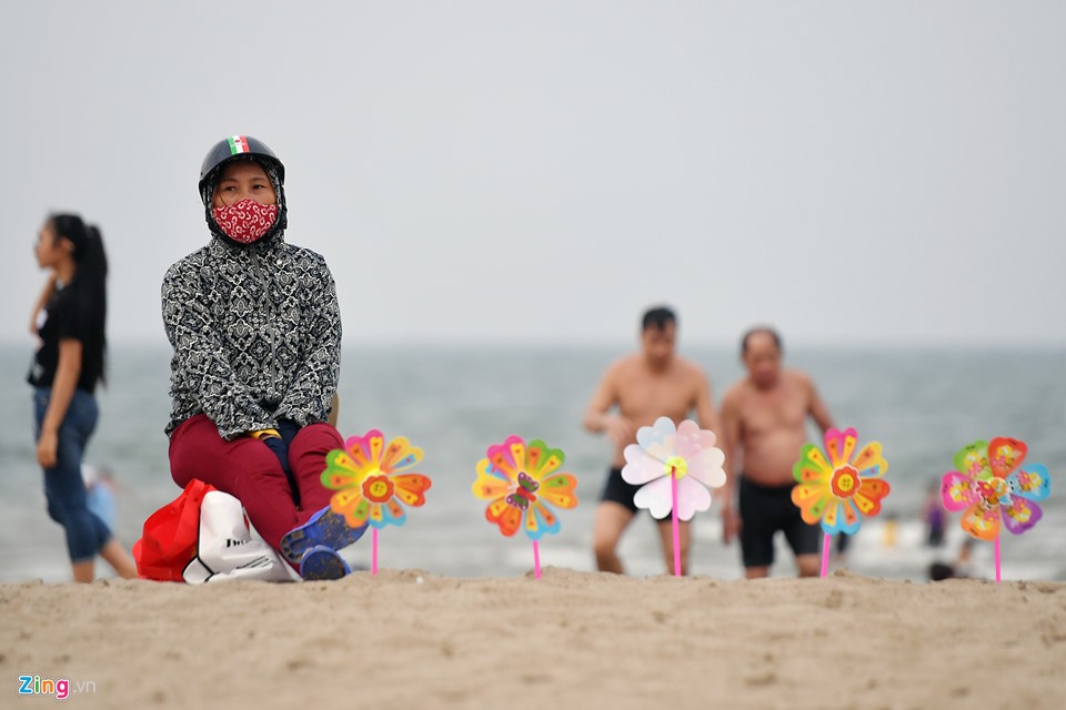 Du khách co ro trên bãi biển đông nghẹt người ngày nghỉ lễ ảnh 19