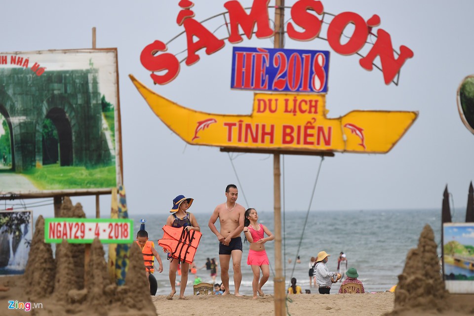 Du khách co ro trên bãi biển đông nghẹt người ngày nghỉ lễ ảnh 1