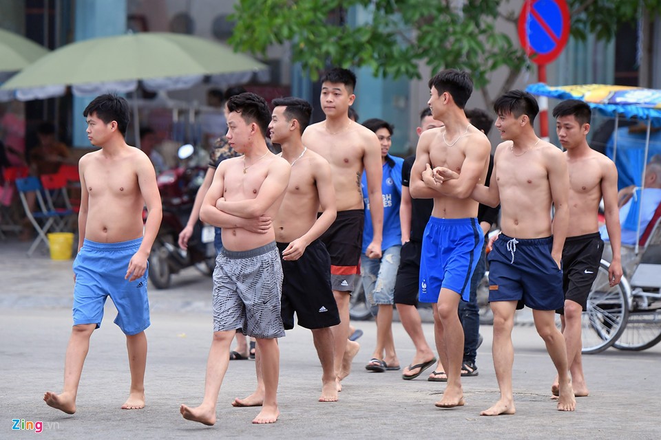 Du khách co ro trên bãi biển đông nghẹt người ngày nghỉ lễ ảnh 4