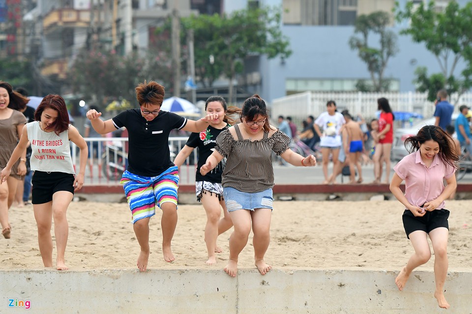 Du khách co ro trên bãi biển đông nghẹt người ngày nghỉ lễ ảnh 5