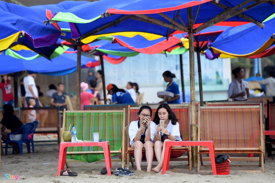 Du khách co ro trên bãi biển đông nghẹt người ngày nghỉ lễ ảnh 6