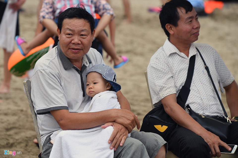 Du khách co ro trên bãi biển đông nghẹt người ngày nghỉ lễ ảnh 7