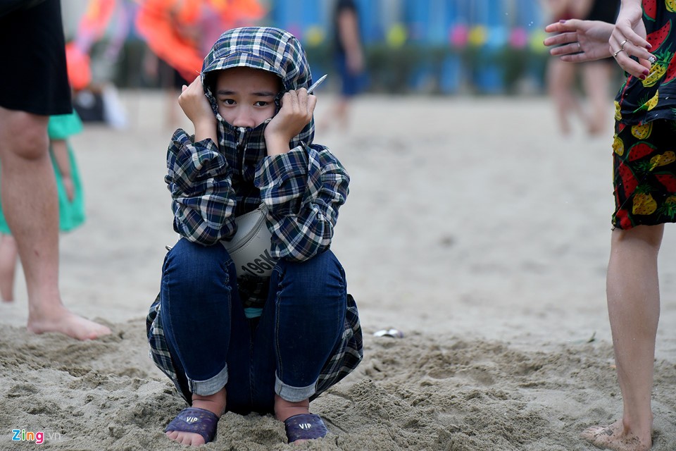 Du khách co ro trên bãi biển đông nghẹt người ngày nghỉ lễ ảnh 8