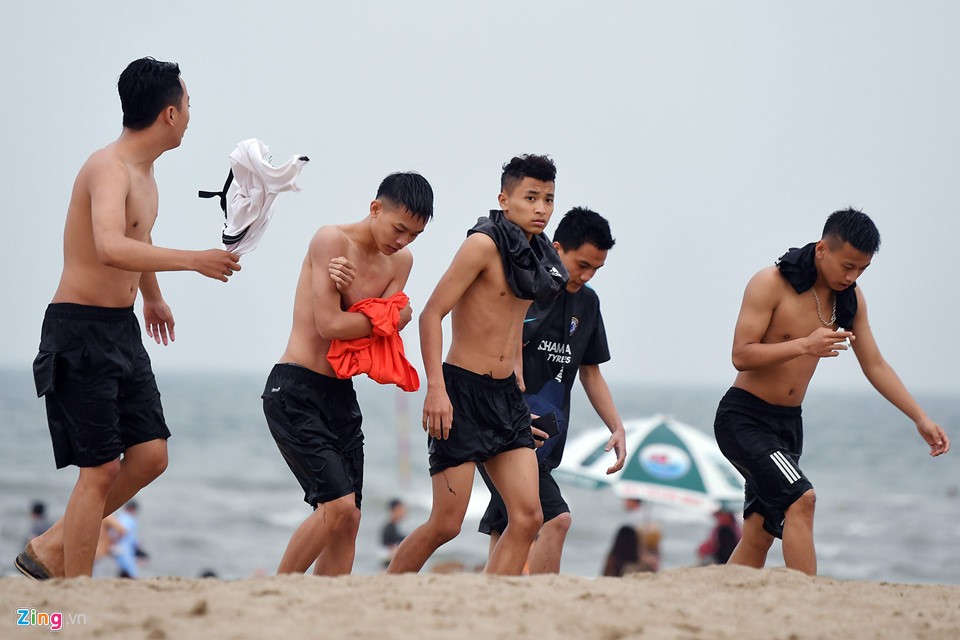 Du khách co ro trên bãi biển đông nghẹt người ngày nghỉ lễ ảnh 9