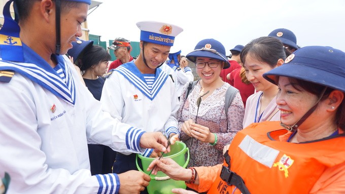 Kiều bào khắp thế giới vượt 1.000 hải lý thăm Trường Sa ảnh 4