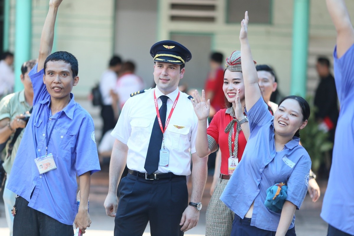 Vietjet mang nụ cười tới các bạn trẻ khuyết tật TP.HCM trong dịp lễ 30/4-1/5 ảnh 4